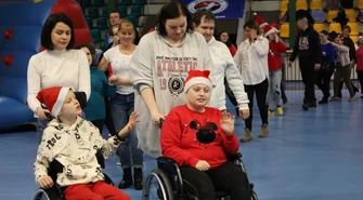 Mikołajki pełne radości w Hali Relax. OSIR Piotrków Trybunalski zorganizował wyjątkowy festyn dla dzieci z niepełnosprawnościami