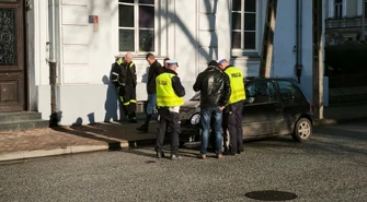 Zderzenie busa i osobówki na skrzyżowaniu Grota-Roweckiego i Dąbrowskiego