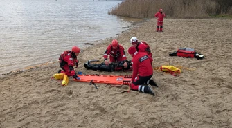 Edukacyjna akcja WOPR nad zbiornikiem w Cieszanowicach. Ratownicy pokazali, jak reagować w sytuacjach zagrożenia