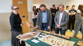 Malarstwo inspirowane kulturą Aborygenów – wyjątkowy wernisaż w ZSP nr 2