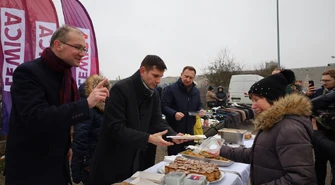 Wigilia na targowisku w Piotrkowie. Mieszkańcy częstowani pierogami i rybą po grecku