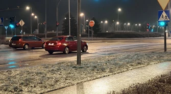 Służby miejskie i dozorcy odpoczywają po świętach, a w Piotrkowie… lodowisko