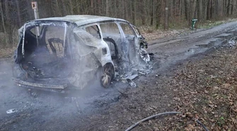 Minivan stanął w płomieniach. Z auta nie zostało nic