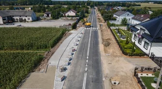 Rusociny z nowym chodnikiem, zatokami autobusowymi i oświetleniem. Zakończono prace drogowe