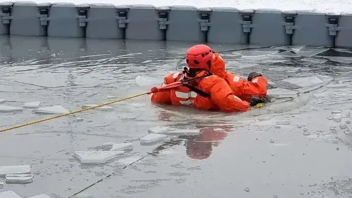Cienki lód to śmiertelne zagrożenie. Strażacy z Piotrkowa apelują o rozsądek