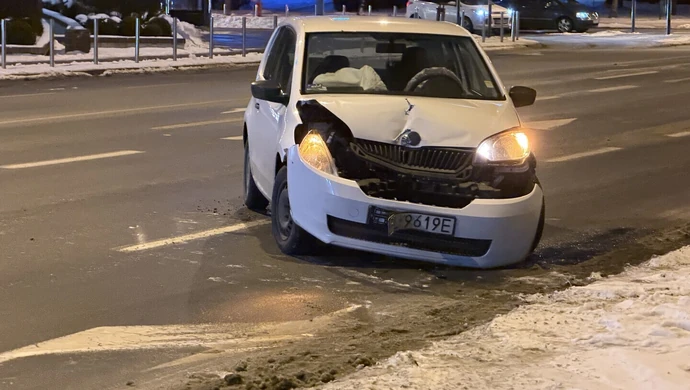 Nie opanował miejskiej Skody. Auto uderzyło w słup przy galerii