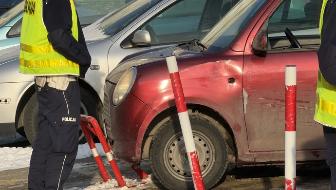Policyjny pościg ulicami Piotrkowa. Rozbił auto i próbował uciec pieszo ZDJĘCIA