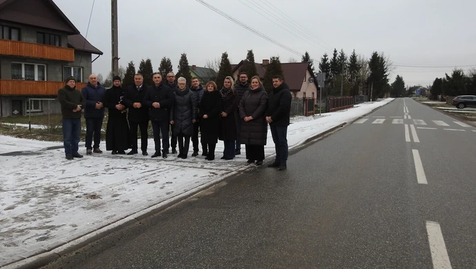 Nowy chodnik w Kamockiej Woli oddany do użytku. Inwestycja poprawi bezpieczeństwo mieszkańców