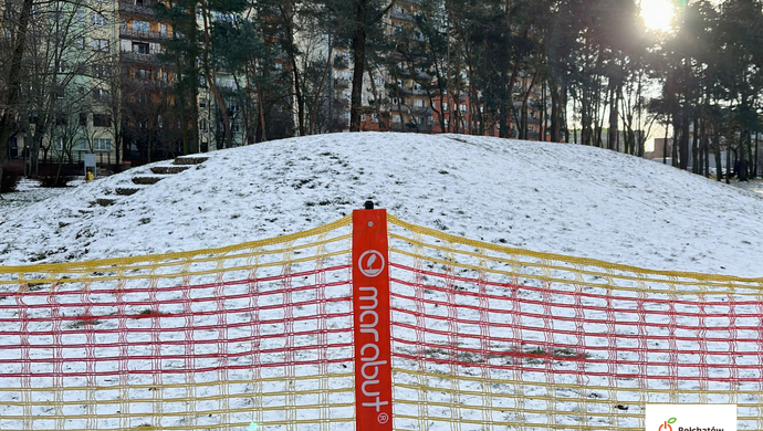 Siatki na osiedlowych górkach dla bezpiecznej jazdy na sankach