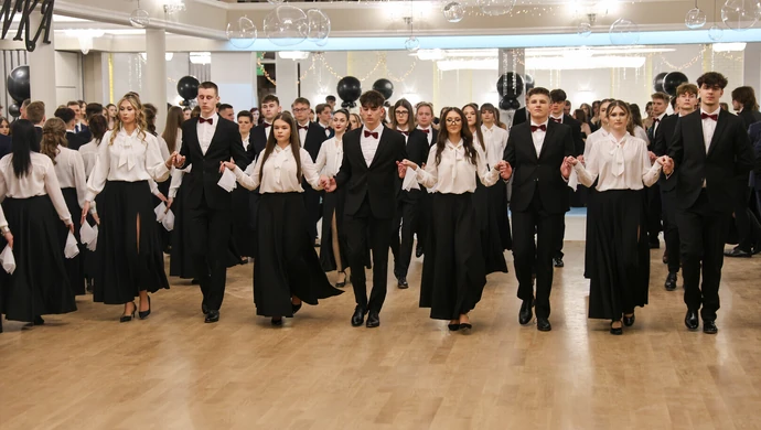 Ależ oni się prezentowali! Piękna studniówka III LO na otwarcie sezonu ZDJĘCIA