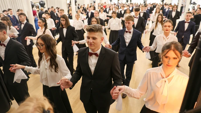 Ależ oni się prezentowali! Piękna studniówka III LO na otwarcie sezonu ZDJĘCIA