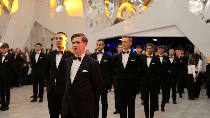 Zachwycający polonez i wyjątkowy bal studniówkowy TPS w Piotrkowie ZDJĘCIA