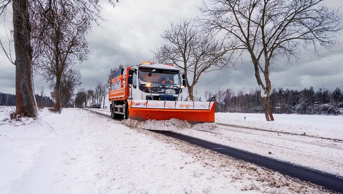 Zima nie odpuszcza. Drogi wojewódzkie pod stałym nadzorem – informuje ZDW w Łodzi