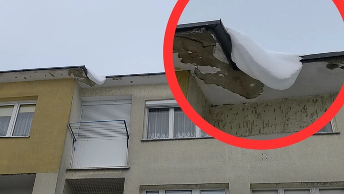 Zalegający śnieg na dachach bloków w Piotrkowie