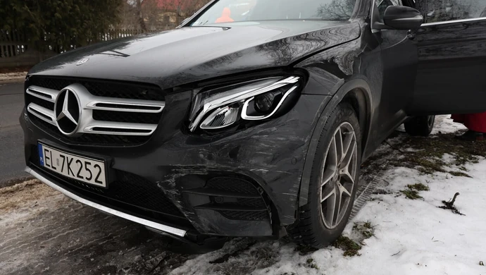 Audi wymusiło pierwszeństwo i uderzyło w Mercedesa 