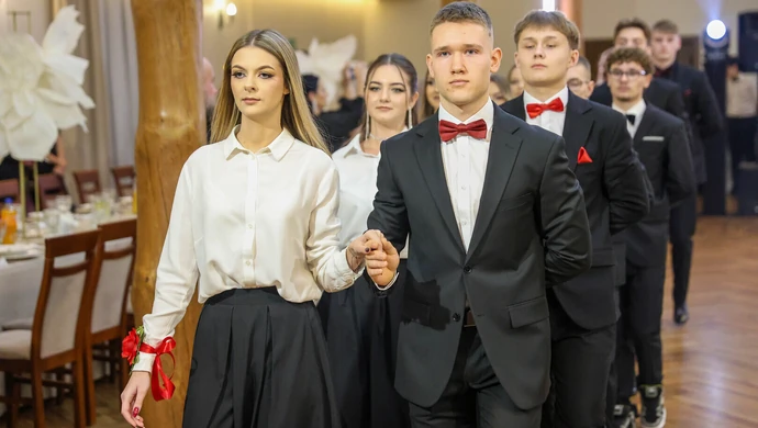 Fantastyczny polonez i zabawa do rana. Studniówka piotrkowskiego „Ekonomika” ZDJĘCIA