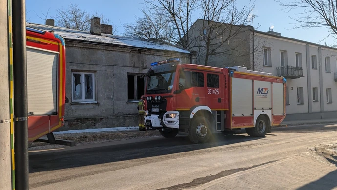 Straż pojechała do pożaru pustostanu. Bezdomni rozpalili ognisko