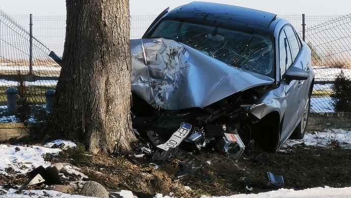 Audi uderzyło w drzewo. 63-latek był kompletnie pijany ZDJĘCIA