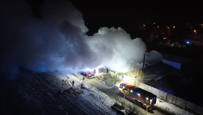 Płonie tartak w Piotrkowie. Świadkowie mówią o wybuchach ZDJĘCIA