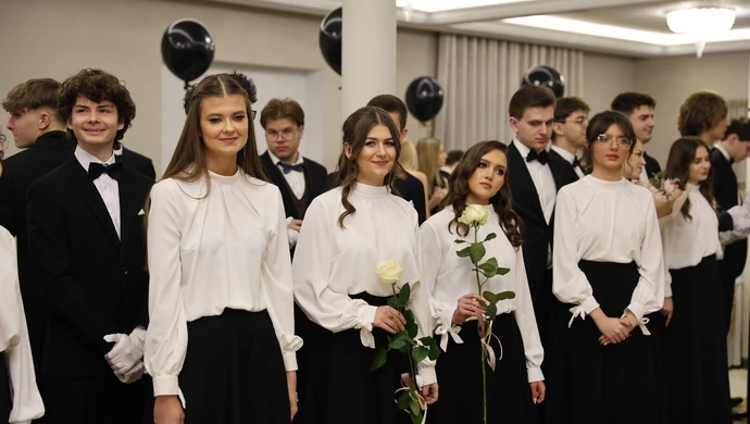 Niesamowity polonez uczniów "Chrobrego". Piękny bal studniówkowy I LO w Piotrkowie ZDJĘCIA