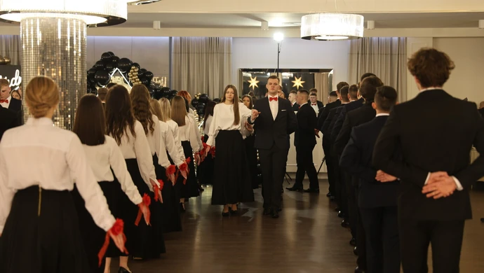 Piękny polonez i zabawa do rana. Studniówka uczniów „Piomy” w Arboretum ZDJĘCIA