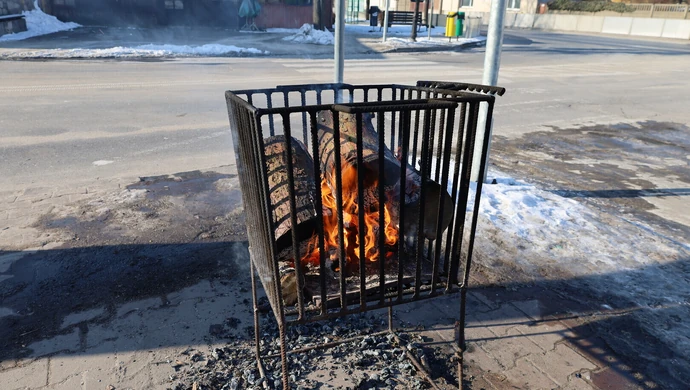 Sulejów ogrzewa mieszkańców i przejezdnych. Na ulicach stanęły koksowniki