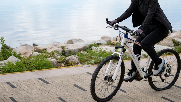 Rower elektryczny do codziennych dojazdów – czy to się opłaca?