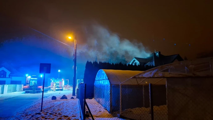 Pożar przy ul. Bursztynowej w Piotrkowie Trybunalskim. Spłonęła elewacja i część dachu