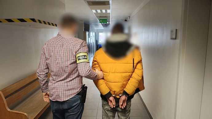 Czujna sąsiadka przyuważyła 38-letniego kierowcę. Miał 2,5 promila w organizmie