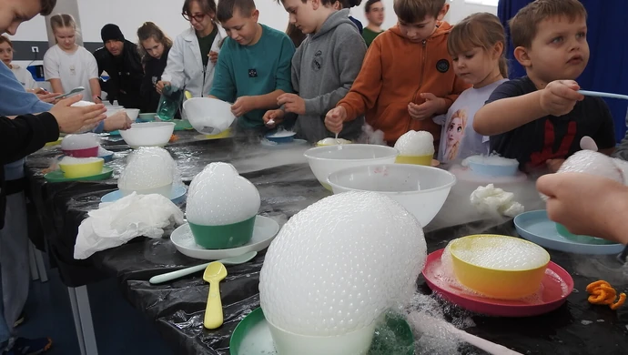 Ferie pełne nauki – warsztaty „Suchy Lód” w Aleksandrowie