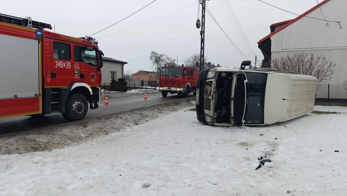 Bez prawa jazdy i z prawie 1,5 promila! Kolizja, a dostawczy Volkswagen na boku