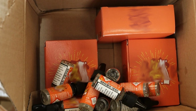 KAS przechwyciła nielegalne towary w przesyłkach kurierskich. W akcji pomogły psy służbowe