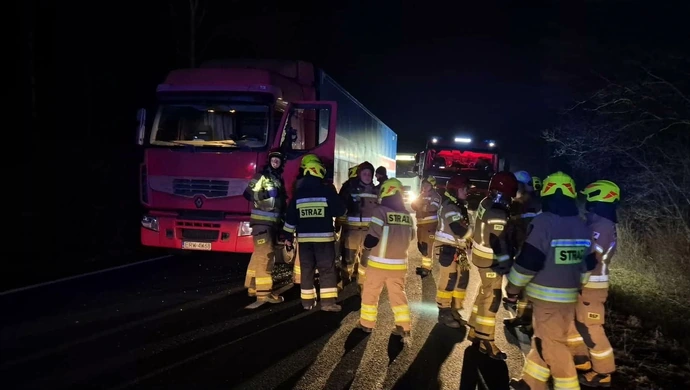 Zderzenie ciężarówek na DK74. Jeden z kierowców ranny, drugi uciekł