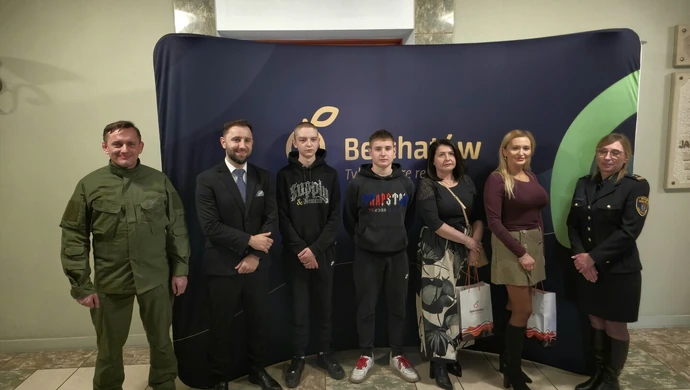 Szczeniak w elektrośmieciach! Reakcja chłopców uratowała mu życie!