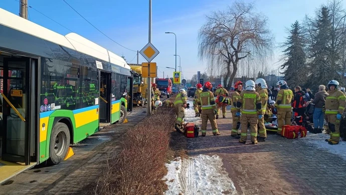  Karambol z udziałem ciężarówki i autobusu MZK. Kilka osób rannych