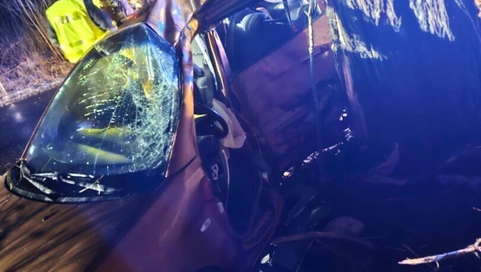 Auto uderzyło w drzewo pod Piotrkowem. Zginęła 39-letnia kobieta