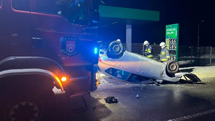 Mazda dachowała tuż przy stacji paliw w Wolborzu. Kierowca uciekł