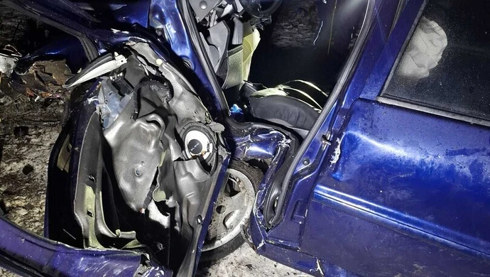 Czarna seria na drogach. Auto rozbite w lesie, kierowca w ciężkim stanie