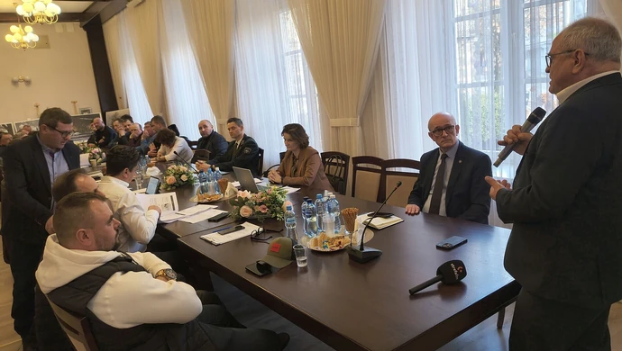 „Ludzie, miejcie litość nad nami rolnikami. Nie róbcie z nas baranów". Emocje na spotkaniu w sprawie ASF