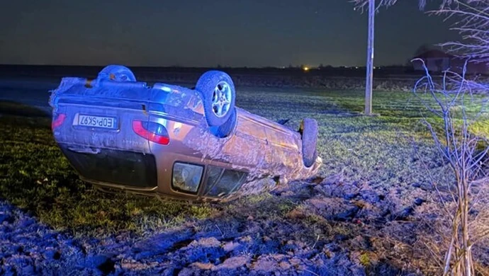 Peugeot dachował w Tychowie. Kierowca zniknął przed przyjazdem służb