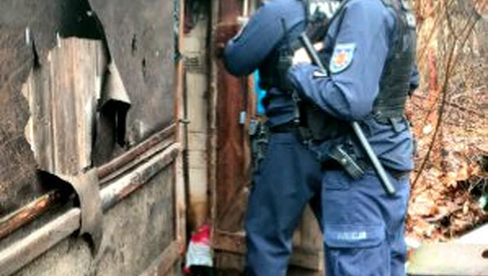 Interwencja w pustostanie. Policjanci z Łodzi udzielili pomocy mężczyźnie z podejrzeniem odmrożenia