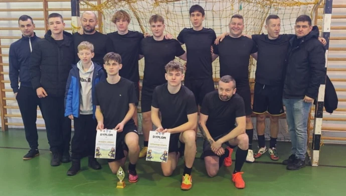 Strażacy zagrali o puchar. Sukces drużyny z Grabinej Woli