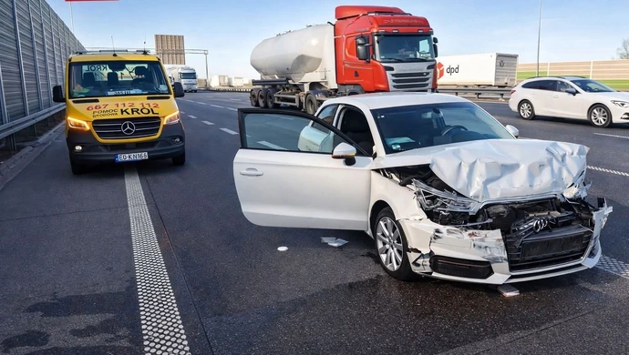 Audi wbiło się w tył TIR-a pod Piotrkowem