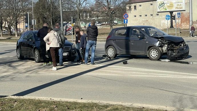 Groźnie na skrzyżowaniu 3 Maja i Kopernika. Zderzyły się dwa samochody 