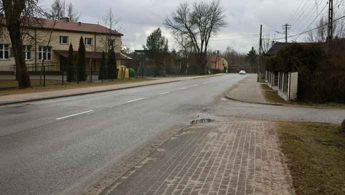 Gmina Kamieńsk. Wyniesione przejścia dla pieszych na drodze do Gorzkowic