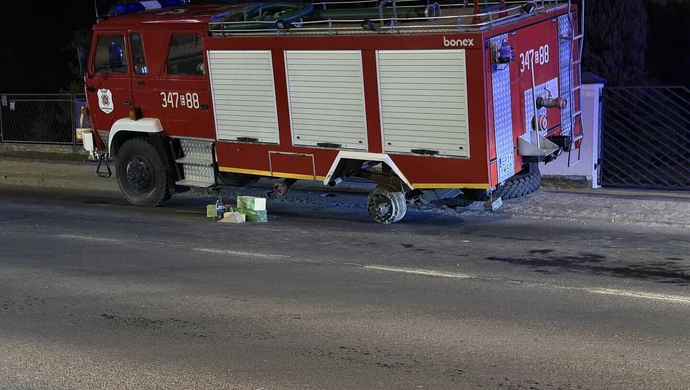 Koło odpadło z jadącego wozu strażackiego i uderzyło w auto
