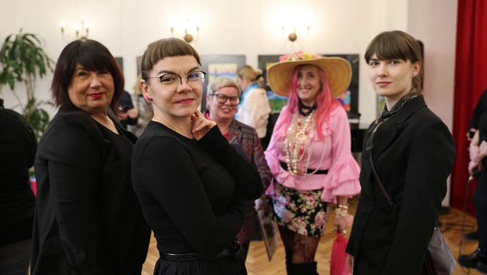 Młodzi artyści w akcji. Wernisaż wystawy "Barwy Piękna" [Zdjęcia]