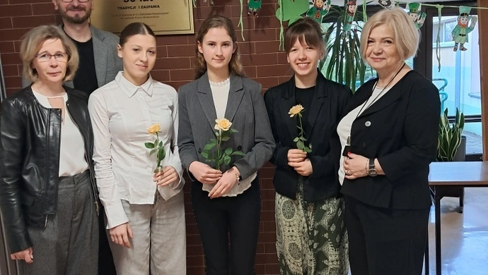 Uczennice piotrkowskiej „Piątki” laureatkami konkursu z języka polskiego