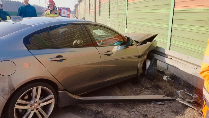 Jaguar uderzył w bariery na S8 pod Piotrkowem. Są utrudnienia