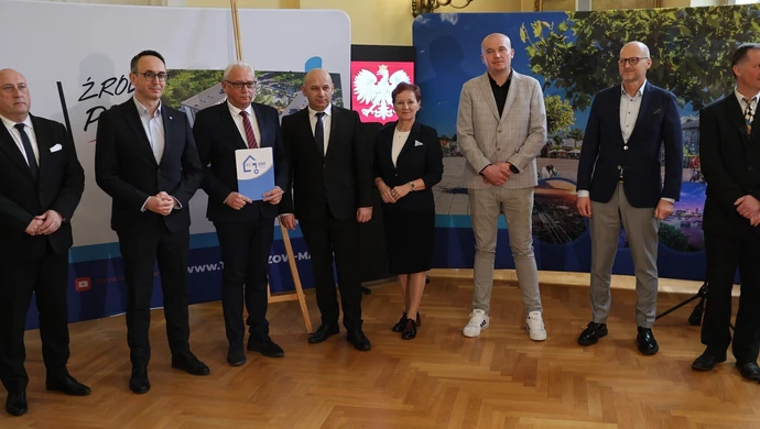 Podpisali umowę na budowę mieszkań w obecności ministra